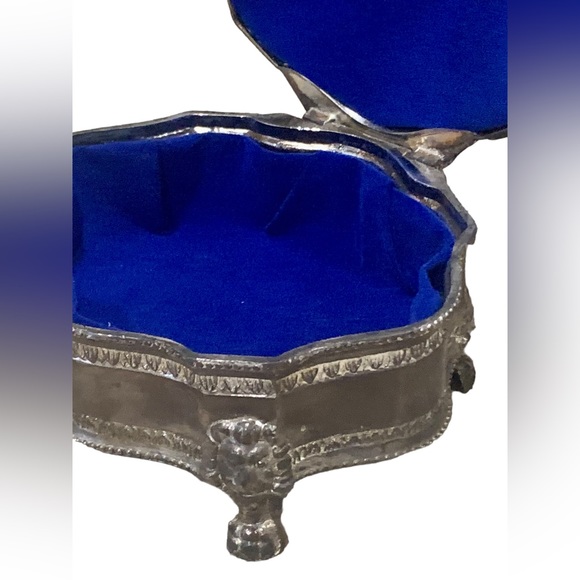🚩SOLD🚩 Vintage Silver Plated Velvet Lined Repousse Box Lion Head Mounted Feet - Picture 7 of 15